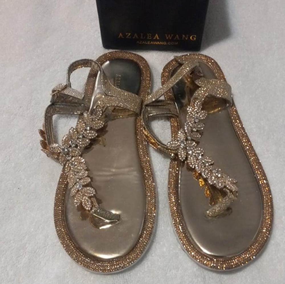 AKIRA AZALEA WANG LEAFY METALLIC GOLD THONG TOED SANDLES. WOMENS SIZE 7.